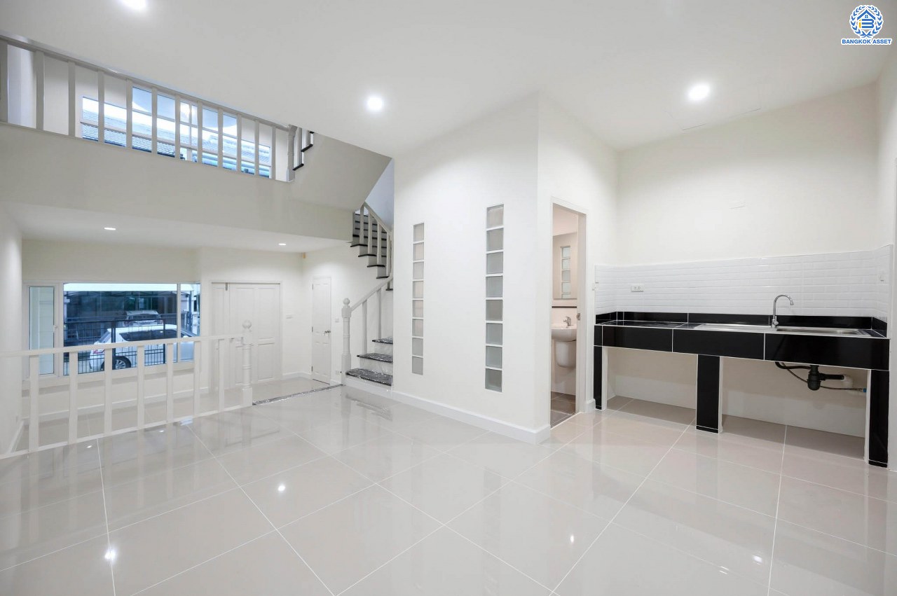 บ้านมือสองตกแต่งใหม่ ทาวน์โฮม 3 ชั้น โครงการ พรีเมี่ยมเพลส รามอินทรา เนื้อที่ 21.2 ตร.ว. ฟังก์ชัน 3 ห้องนอน 4 ห้องน้ำ 2 ที่จอดรถ ทำเลใจกลางเมือง เชื่อมต่อทั้ง ถ.ประเสริฐมนูญกิจ, ถ.ลาดพร้าว, ถ.รามอินทรา ใกล้ทางด่วน "รามอินทรา" และรถไฟฟ้าสายสีชมพู "สถานีมัยลาภ"